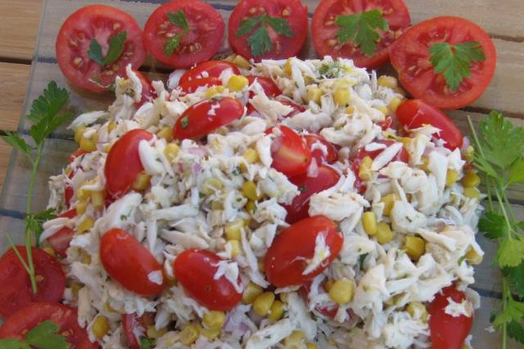 Ensalada de maíz, cangrejo y tomate.