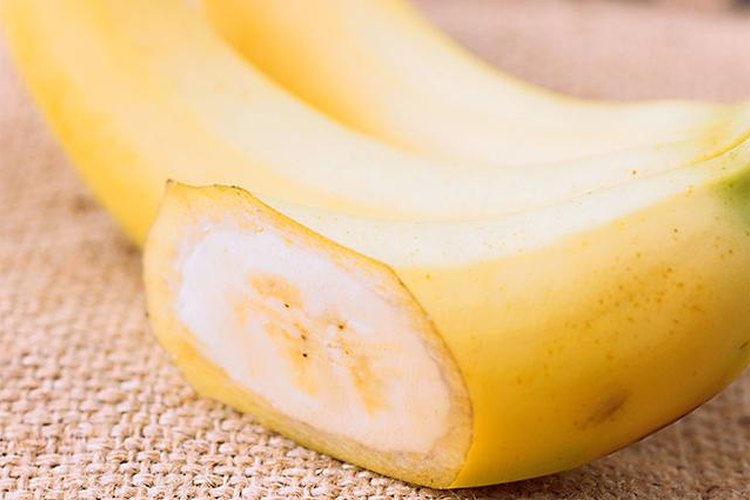 Para un convite, ella sugiere asar bananas con cáscara, 5 minutos de cada lado.