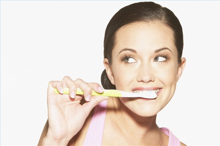Trata la gingivitis con bicarbonato de sodio.