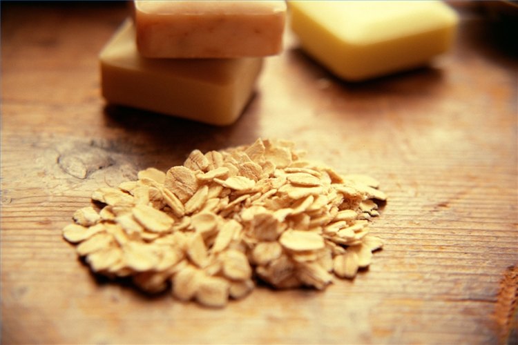 Prepara un baño de avena.