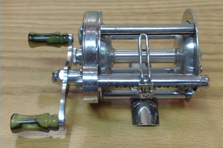 Podknox:Flickr.com Simple baitcasting reel.