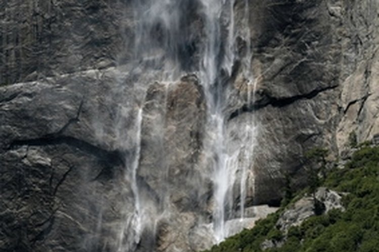 Bridal Veil Falls image by Robert Ulph from Fotolia.com The Cave of the Winds tour takes visitors to the base of Bridal Veil Falls.