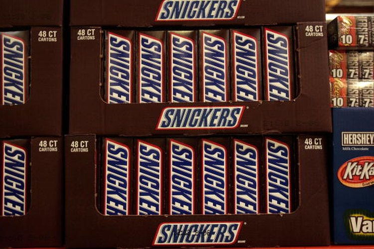 La barra de chocolate Snickers contiene un valor nutricional, así como grasa y azúcar.