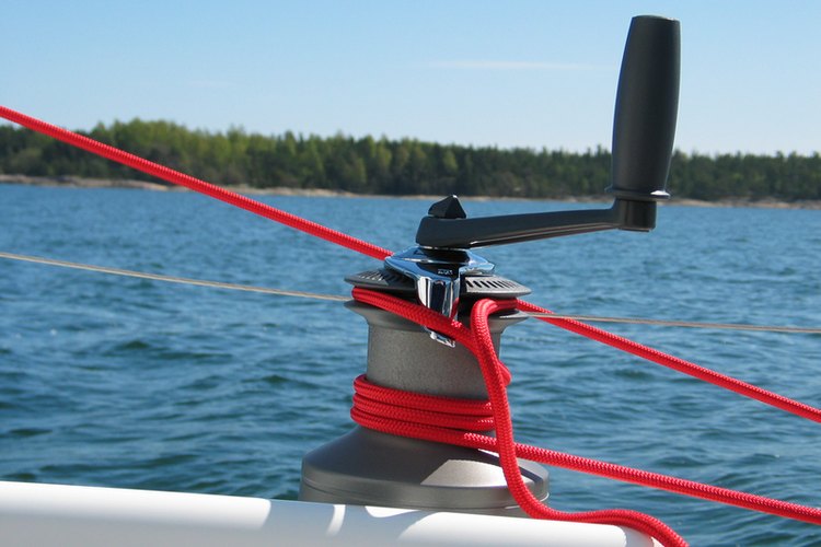 Wikimedia Commons A manually-powered rope winch. Note how the only moving parts are in the handle and at the base.