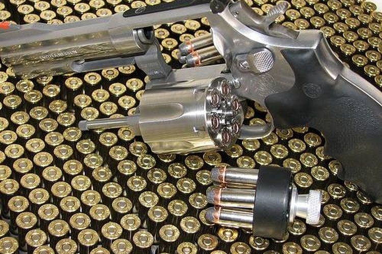 http://farm3.static.flickr.com/2265/2213838242_21f68348e8.jpg Smith & Wesson .357 magnum with open cylinder and speed loader