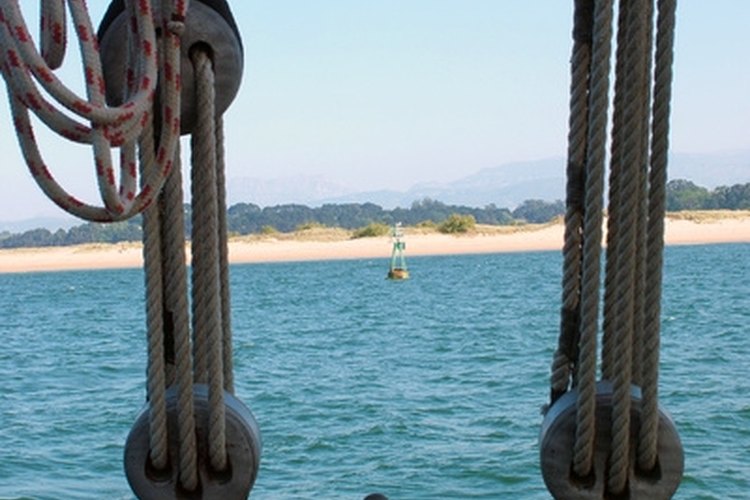 poleas barco image by Yolanda Santiago from Fotolia.com Pulleys and rope are sized by the same criteria, their diameter.