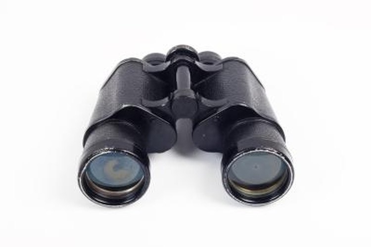 Frank Lukasseck/Polka Dot/Getty Images Binoculars with a center focusing ring