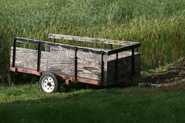 Trailer on Grass image by Towards Ithaca from Fotolia.com Simple homemade trailers can be used as a small camper.
