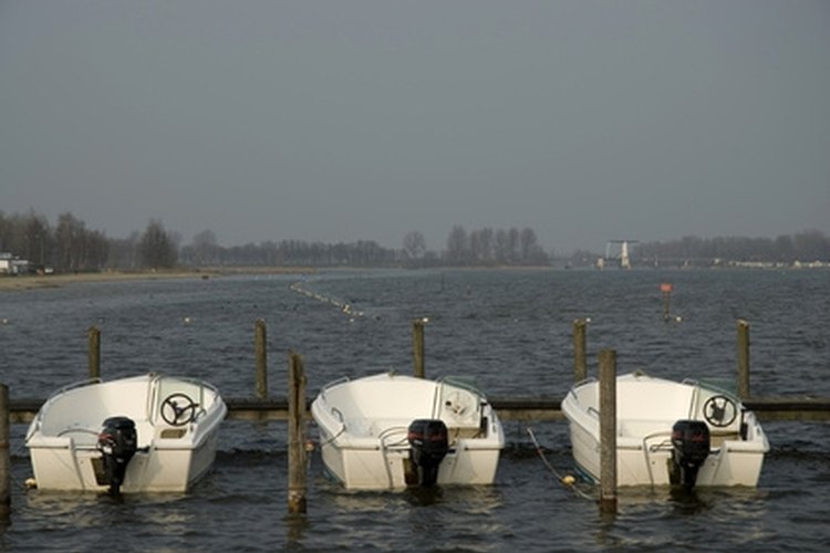 motorboats for rent image by Ivonne Wierink from Fotolia.com Outboard motors can be attached to many kinds of boats.