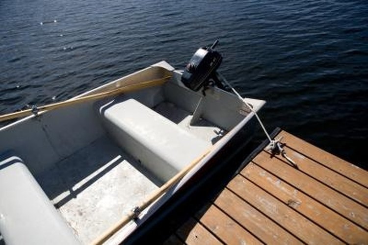 Jupiterimages/Photos.com/Getty Images Unhook a Shift Rod Johnson Outboard