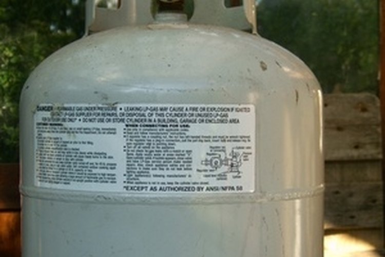 meine amerikanische gasflasche image by b1sch from Fotolia.com Refilling 1-lb. propane canisters from your 20-lb. gas grill tank can save you money.