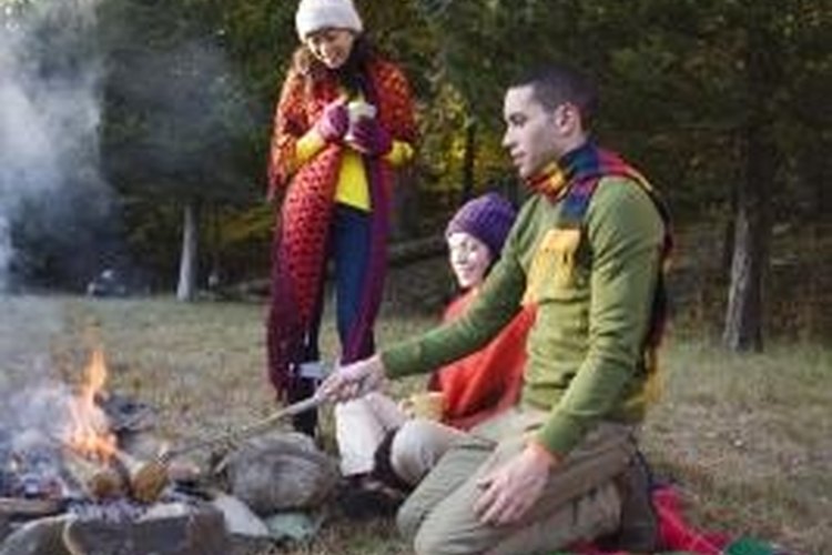 Jupiterimages/Brand X Pictures/Getty Images Building a campfire that doesn't smoke a lot is simple if you follow a few basic tips.