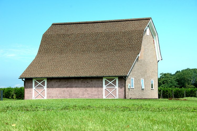 barn image by Cathy Kovarik from Fotolia.com Rubber stall mats are designed for use in barns.