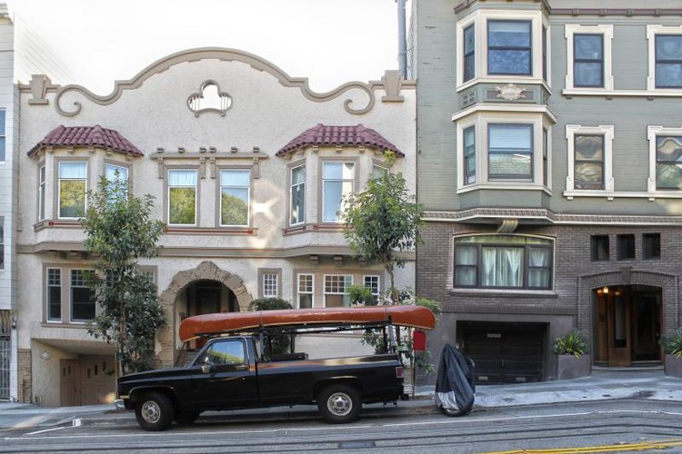 2creativecrew/iStock/Getty Images Roof racks provide a stable means to carry canoes.