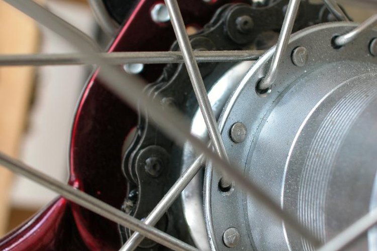 Jupiterimages/Photos.com/Getty Images Three-speed hubs are bigger than standard hubs.