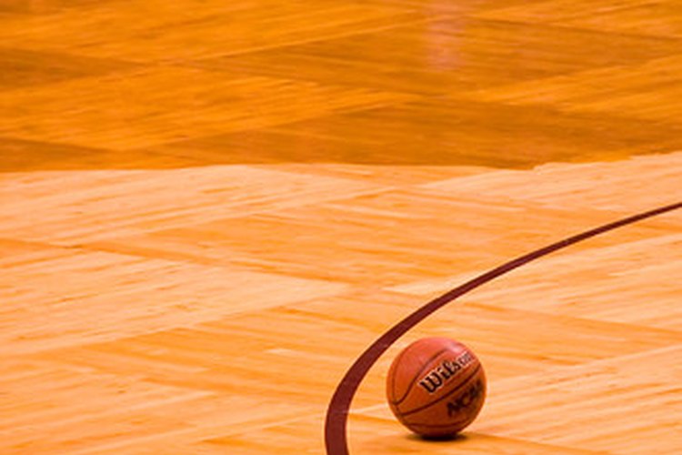Una pelota de baloncesto en una cancha de baloncesto.