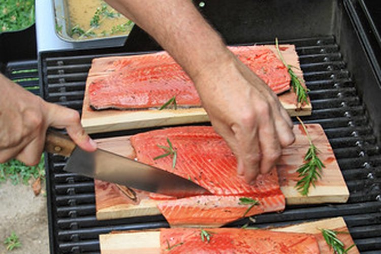 El salmón es una buena fuente de ácidos grasos omega 3.