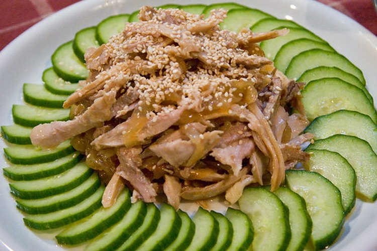 Las proteínas magras y los vegetales proporcionan una comida ideal cuando se necesita un plan de dieta baja en calorías y alto en proteínas.