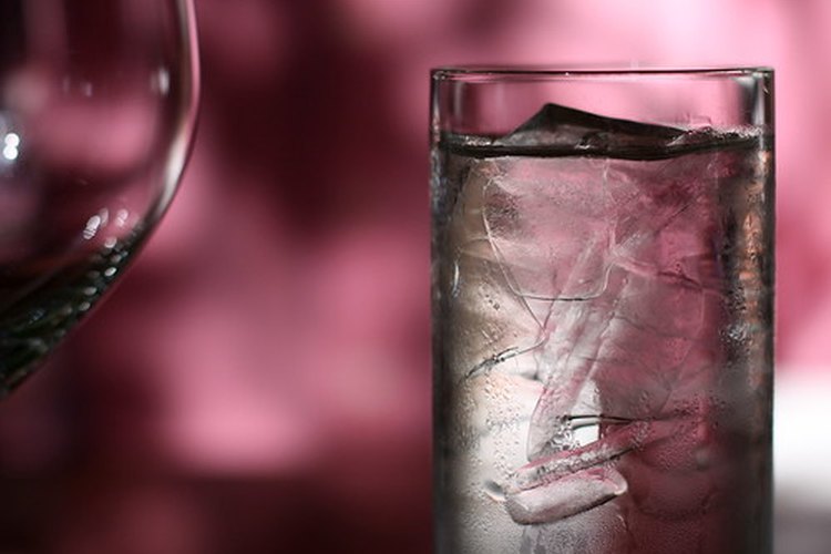 Beber la cantidad de agua suficiente cada día es beneficioso para la salud de tu pie.