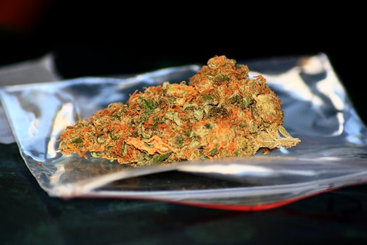 El cigarro de marihuana contiene THC.