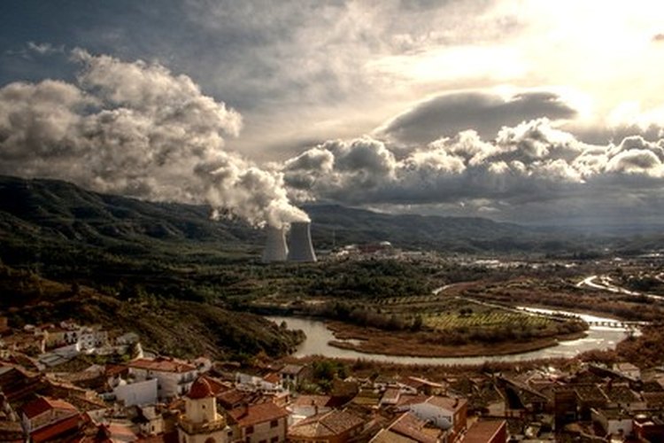 Las plantas nucleares causan contaminación por radiación.