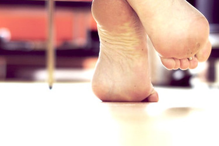 Las plantas de los pies pueden desarrollar nódulos dolorosos, denominados fibromatosis plantar.