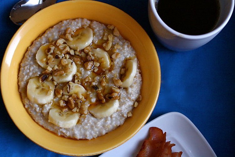 Comer avena para el desayuno aumentará tu ingesta diaria de fibra.