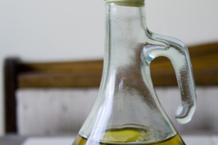 El aceite de árbol de té se puede mezclar con aceite de oliva para remojar los callos.