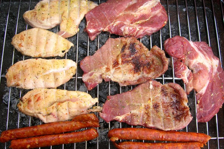 La carne roja, las aves y el pescado son fuente de proteínas.