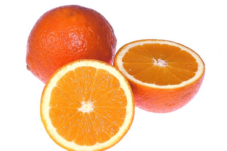 Los ácidos cítrico y ascórbico se encuentran en las naranjas.