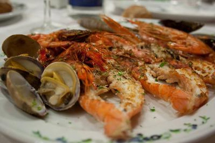 No existe una cura permanente para la alergia a los mariscos.