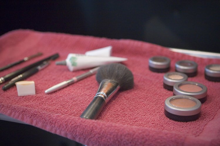 La combinación adeacuada de maquillaje te permite cubrir las manchas oscuras en el rostro.