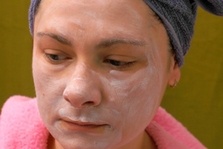 Usa un limpiador exfoliante facial para abrir los poros obturados.