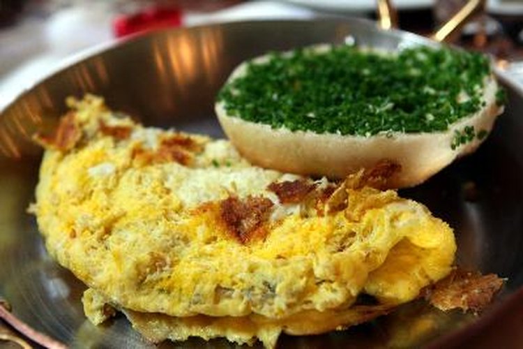 Haz un omelet de desayuno con claras de huevo para reducir el colesterol.