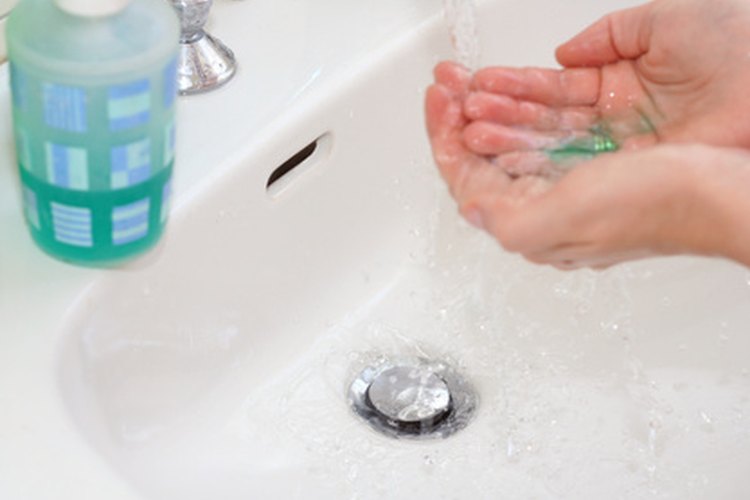 El agua y el jabón eliminan los agentes de limpieza.