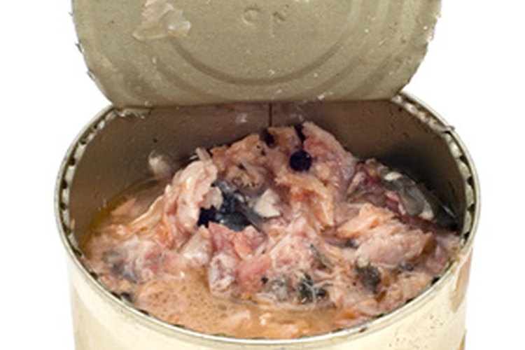 Sustituir la carne roja por el salmón enlatado varias noches a la semana puede ayudar a tu corazón.