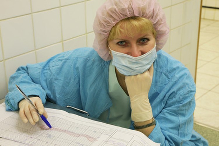 Las enfermeras neonatales cuidan de los recién nacidos