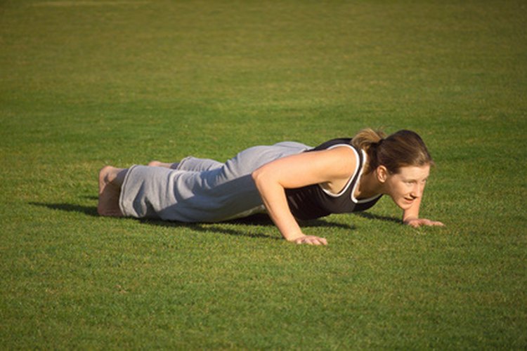 Las lagartijas (push-ups) ayudan a aumentar la masa muscular.