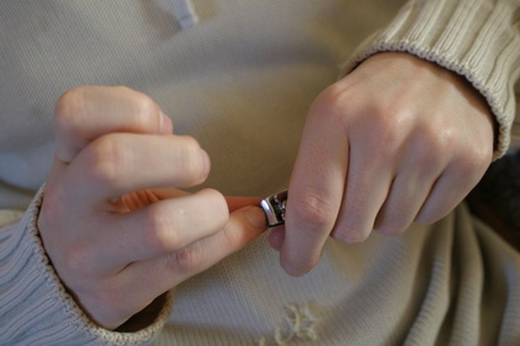 Mantén tus uñas recortadas para prevenir quebraduras.