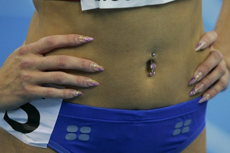 Auto masajearte puede aliviar los calambres en los abdominales.