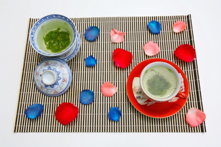 Cambiar al té verde o de hierbas puede ayudar a eliminar la ansiedad producida por la cafeína.