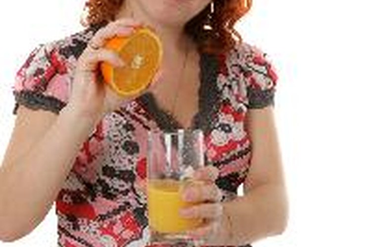 Beber cuatro onzas (0,12 litros) de aceite de ricino mezcladas con jugo de naranja (para suavizar el sabor) es un método antiguo que mucho médicos juran que funciona.