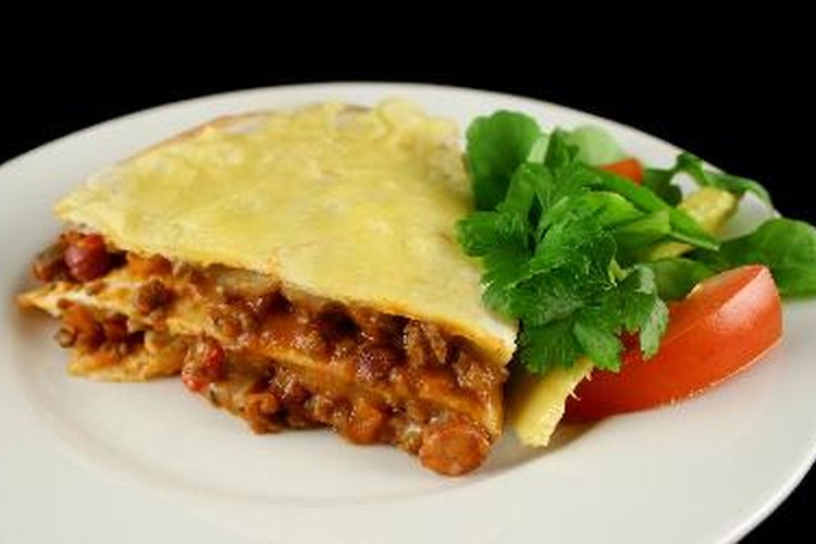 Prepara enchiladas en capas para reducir el tiempo de preparación.