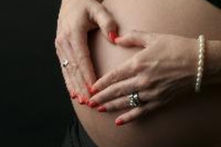 Si experimentas cólicos, dolores agudos en la espalda o en la pelvis o pérdida de fluidos a través de la vagina, llama a tu médico, ya que podrías estar en trabajo de parto.
