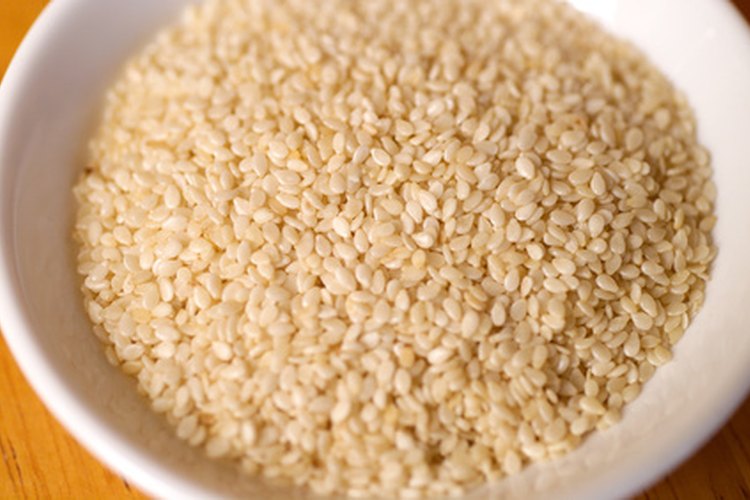 El aceite de sésamo es un aceite para masajes muy utilizado en la medicina ayurvédica.