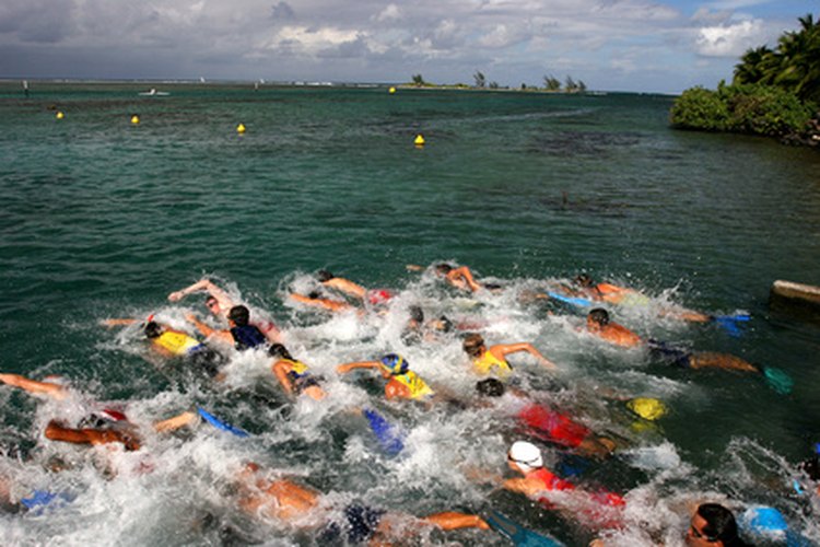 El triatlón prueba la velocidad y resistencia, en una carrera de tres partes.