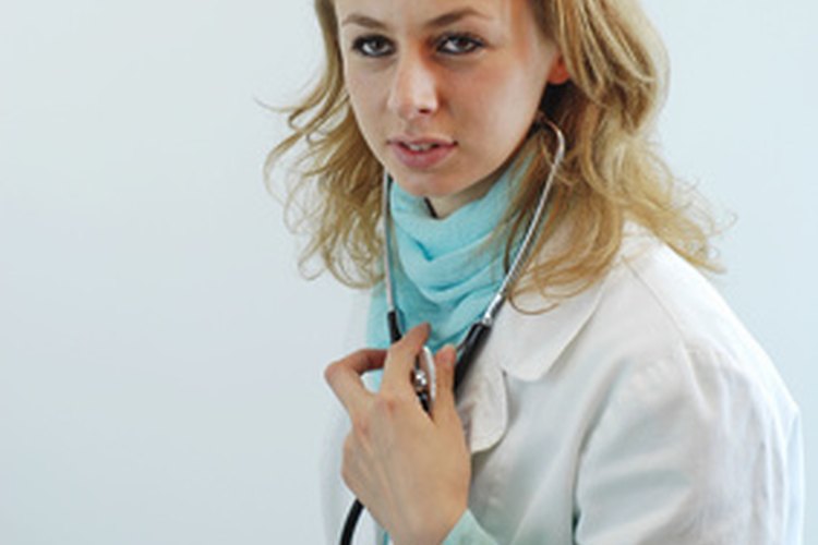 Si experimentas estos síntomas, busca atención médica de emergencia inmediatamente, ya que esta es una condición potencialmente mortal.