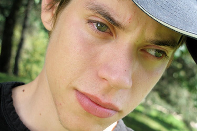 Tu hijo adolescente puede necesitar orientación para procesar emociones de ira y dolor.