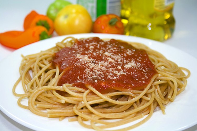Usa pasta de trigo integral para sentirte satisfecho con menos comida.