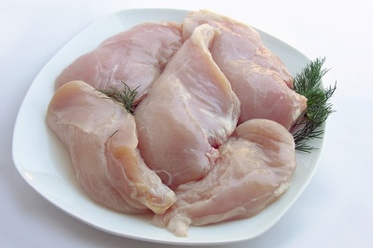 La pechuga de pollo sin piel y deshuesada es un alimento bajo en calorías y alto en proteínas.